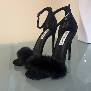 Steve Madden Black Leather and Faix Fur Heeled Sandals Size 7M Like NEW